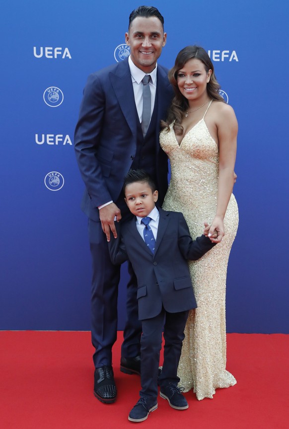 epa06984422 Real Madrid&#039;s Keylor Navas (L) with his wife Andrea Salas (R) and his son Mateo Navas Salas arrive for the UEFA Champions League Group Stage Draw and Awards in Monaco, 30 August 2018. ...