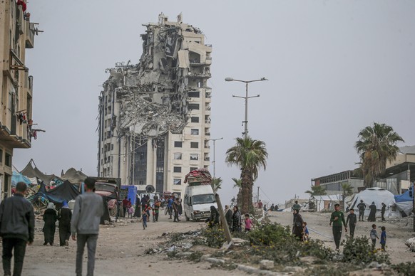 epa12118318 Internally displaced Palestinians leave with their belongings following an evacuation order issued by the Israeli army from the northern Gaza Strip, in Gaza City, 19 May 2025. According to ...