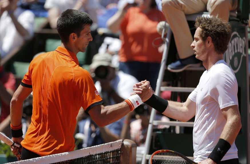 Shakehands nach dem Halbfinal am French Open in Paris: Sieger Novak Djokovic und Zweitplatzierter Andy Murray am 6. Juni 2015.