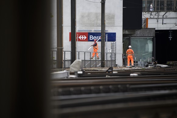 Bauarbeiter auf der Baustelle des Bahnhofs Bern, fotografiert waehrend einer Baustellenfuehrung am Donnerstag, 7. Juni 2018 in Bern. Der Ausbau des Bahnhofs Bern erfolgt in zwei Schritten. Bis zum Jah ...