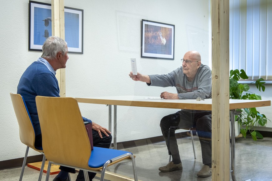 Daniel, gauche, visite son pere Raymond, droite, age de 91 ans et fetant son 91 eme anniversaire aujourd'hui, personne agee et resident d'un Etablissement Medico-Social, EMS, lors d'une ...