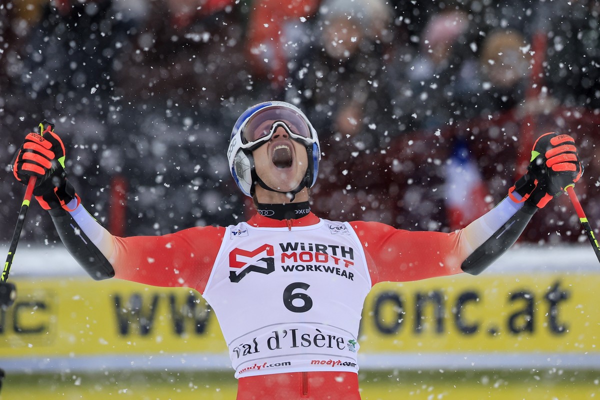 epaselect epa11776397 Marco Odermatt of Switzerland celebrates winning the Men's Giant Slalom race at the FIS Alpine Skiing World Cup in Val d'Isere, France, 14 December 2024. EPA/GUILLAUME  ...
