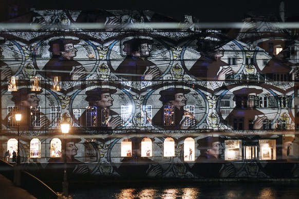 Die Lichtinstallation des Schweizer Lichtkuenstlers Gerry Hofstetter mit dem Namen &quot;Schattenwurf Zwingli&quot; anlaesslich der Feierlichkeiten zur 500 Jahre Reformation in Zuerich am Donnerstag,  ...
