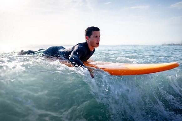 Surfer auf Surfbrett.
