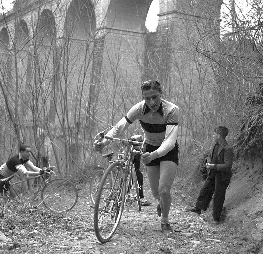 Ferdy Kübler an einem Radquerrennen 1940.
https://permalink.nationalmuseum.ch/100823927