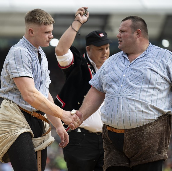 Etienne Burger, links, und Domenic Schneider stellen im zweiten Gang, am Eidgenoessischen Schwing- und Aelplerfest 2025 Glarnerland (ESAF), am Samstag, 30. August 2025, in Mollis. (KEYSTONE/Gian Ehren ...