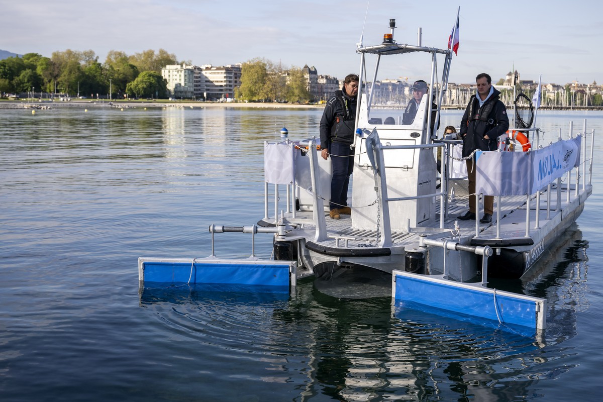 Le nouveau bateau de collecte de dechets "Le Mobula 8.2" est photographie, lors d'une presentation a la presse, ce jeudi 25 avril 2024 a la Plage des Eaux-Vives a Geneve. Le Mobula 8.2  ...