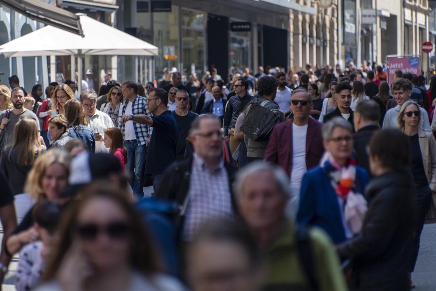 Die dicht bevoelkerte Einkaufsmeile Freie Strasse in Basel, am Samstag, 16. Mai 2020. (KEYSTONE/Georgios Kefalas)