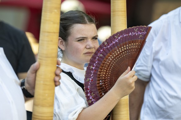 KEYPIX -Eine Junge Alphornblaeserin kaempft mit der Hitze, anlaesslich des 32. Eidgenoessischen Jodlerfest in Basel, am Samstag, 27. Juni 2026. Das Jodlerfest findet vom 26. bis 28. Juni 2026 in Basel ...
