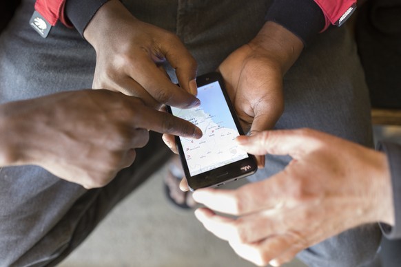 ARCHIVBILD --- ZUR MK VON BR SOMMARUGA ZUR VERABSCHIEDUNG DES BUNDESRATES DES SACHPLANS ASYL, AM MITTWOCH, 20. DEZEMBER 2017, ERHALTEN SIE FOLGENDE THEMENBILDER --- An asylum seeker shows a supervisor ...