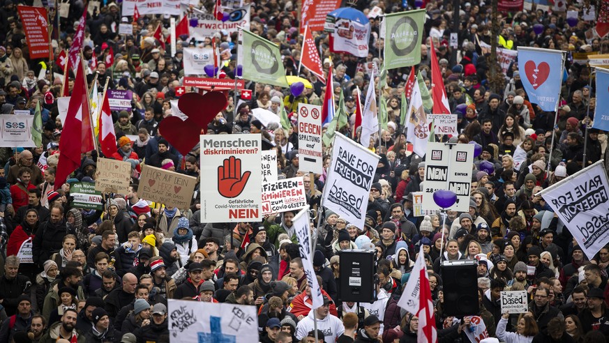 Demonstranten bei einer Kundgebung gegen die Massnahmen zur Eindaemmung des Coronavirus und gegen das Covid-19-Gesetz, am Samstag, 20. November 2021 in Zuerich. (KEYSTONE/Michael Buholzer)