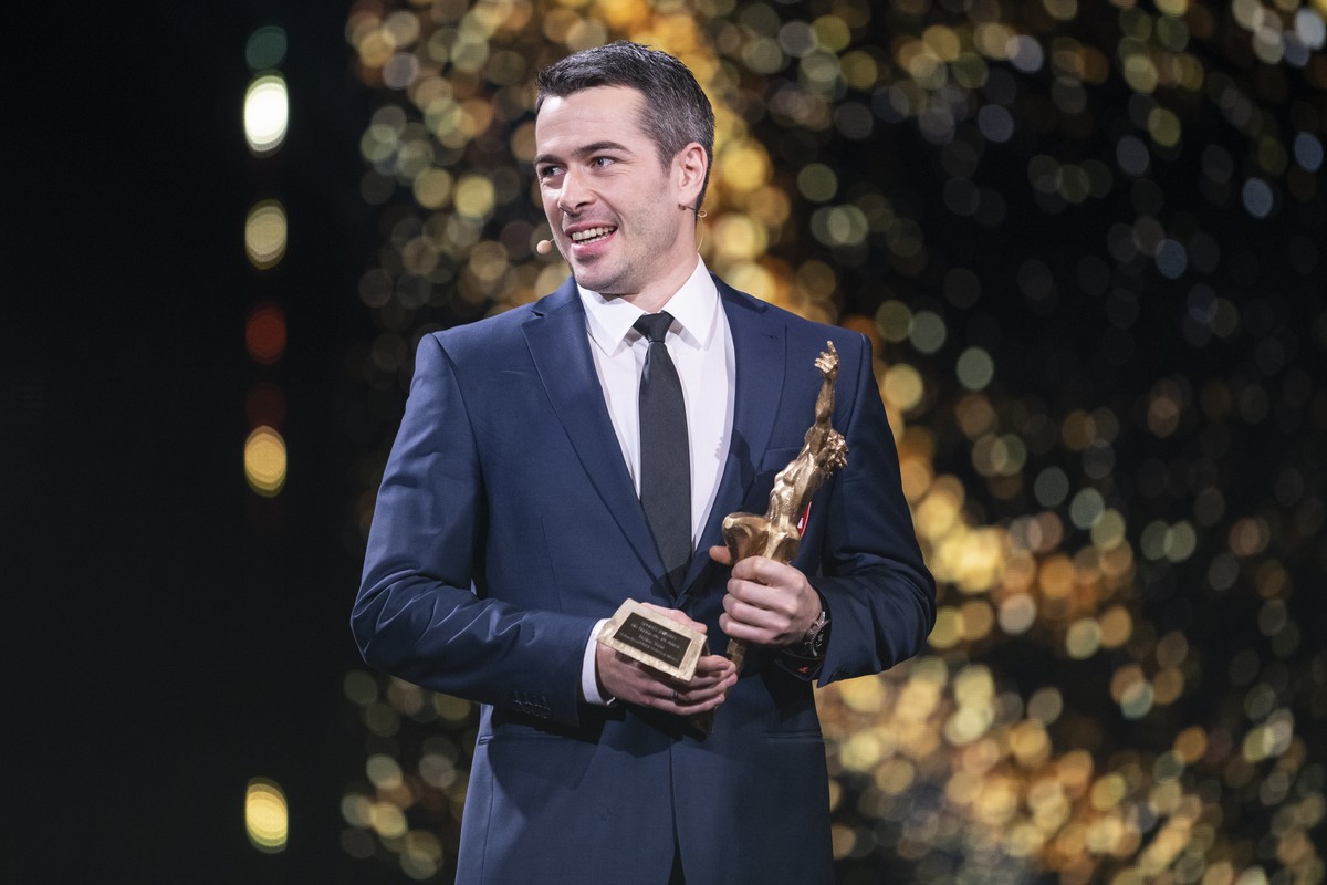 Raphael Diaz der Eishockey Nationalmannschaft Maenner erhaelt den Preis als "Bestes Team aus 70 Jahren" an der Verleihung der Sports Awards 2020, aufgenommen am Sonntag, 13. Dezember 2020, i ...
