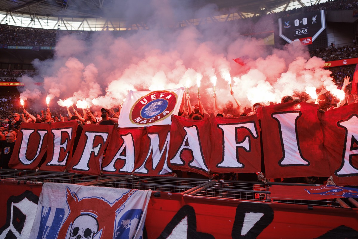 epa12292415 Crystal Palace fans light flares in protest of UEFA during the FA Community Shield match between Crystal Palace and Liverpool at the Wembley Stadium in London, Great Britain, 10 August 202 ...