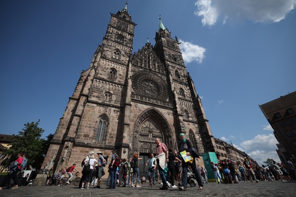 epa10677916 Participants of the German Evangelical Church Day (Evangelischer Kirchentag) arrive for the opening mass in Nuremberg, Germany, 07 June 2023. The 38th German Evangelical Church Day takes p ...