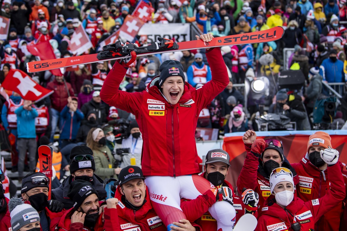 epa09673876 Winner Marco Odermatt of Switzerland celebrates with the Swiss Ski Team after the men's giant slalom race at the Alpine Skiing FIS Ski World Cup in Adelboden, Switzerland, 08 January  ...