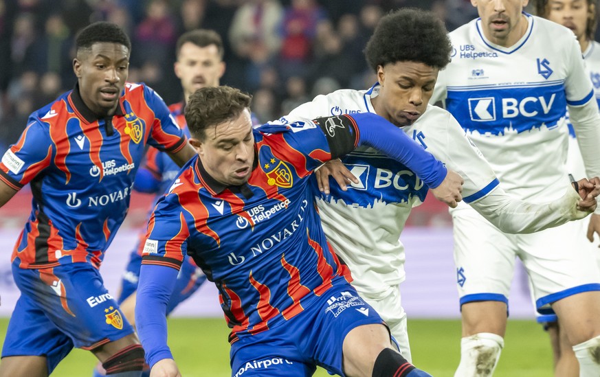 Xherdan Shaqiri (FCB), links, gegen Alvyn Sanches (LS), rechts, im Fussball Meisterschaftsspiel der Regular Season der Swiss Super League zwischen dem FC Basel 1893 und dem FC Lausanne-Sport im Stadio ...
