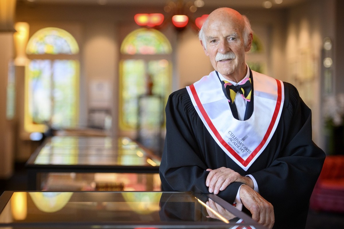 Le Chef cuisinier Anton Mosimann pose apres avoir recu son titre honorifique de doyen honoraire de la "Culinary Arts Academy" de Swiss Education Group ce mardi 2 novembre 2021 a la Mosimann  ...