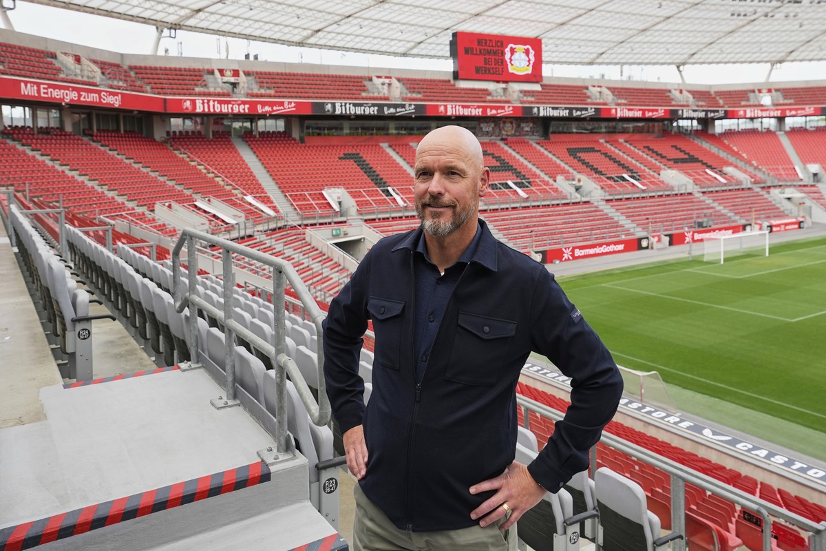 Erik ten Hag poses during his presentation as new head coach of Bundesliga soccer club Bayer 04 Leverkusen at the BayArena stadium in Leverkusen, Germany, Monday, May 26, 2025. (AP Photo/Martin Meissn ...