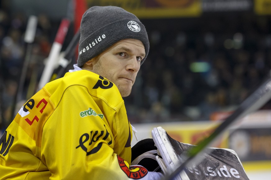 Bern&#039;s goaltender Leonardo Genoni looks his teammates from board, during a National League regular season game of the Swiss Championship between Geneve-Servette HC and SC Bern, at the ice stadium ...