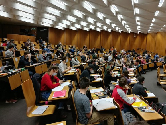 Sessionsprüfung an der ETH am Montag. ETH Zürich, Prüfung, Studierende, Studenten, Studentinnen, Vorlesungssaal, Test, Corona, Sicherheitsabstand