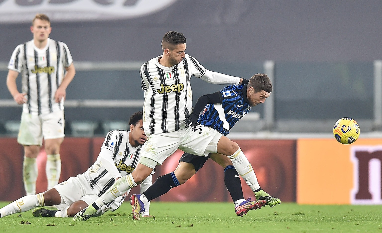 epa08888392 Juventus��� Rodrigo Bentancur (2-R) and Alejandro Gomez (R) in action during the Italian Serie A soccer match Juventus FC vs Atalanta Bergamasca Calcio at the Allianz Stadium in Turin, Ita ...