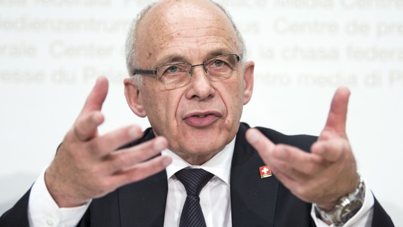 Bundesrat Ueli Maurer spricht an einer Medienkonferenz ueber die Volksinitiative &quot;fuer krisensicheres Geld: Geldschoepfung allein durch die Nationalbank&quot;, Vollgeld-Initiative, am Dienstag, 1 ...