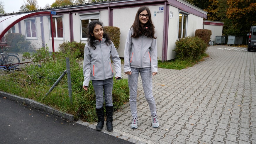 Nach sieben Wochen im Flughafen-Terminal leben Dicle (l.) und Pelin (r.) jetzt in der Notunterkunft in Adliswil ZH.