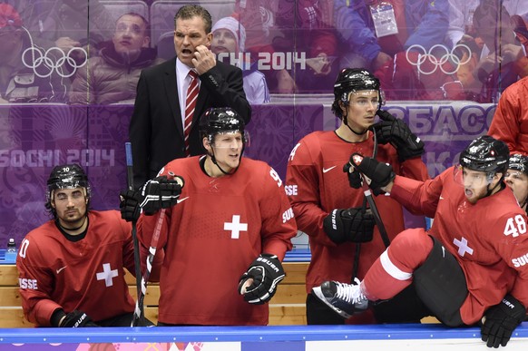 Sean Simpson, behind, head coach of Switzerland national ice hockey team and players, from left, Switzerland&#039;s forward Andres Ambuehl, Switzerland&#039;s forward Damien Brunner, Switzerland&#039; ...