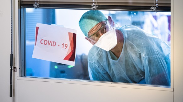 ARCHIVBILD --- ZUM SORGENBAROMETER 2020 DER CREDIT SUISSE STELLEN WIR IHNEN FOLGENDES BILD ZUR VERFUEGUNG --- Medical personnel at work in the intensive care unit of the Sion hospital (Hopital de Sion) during the coronavirus disease (COVID-19) outbreak in Sion, Switzerland, Wednesday, April 1, 2020. (KEYSTONE/Jean-Christophe Bott)