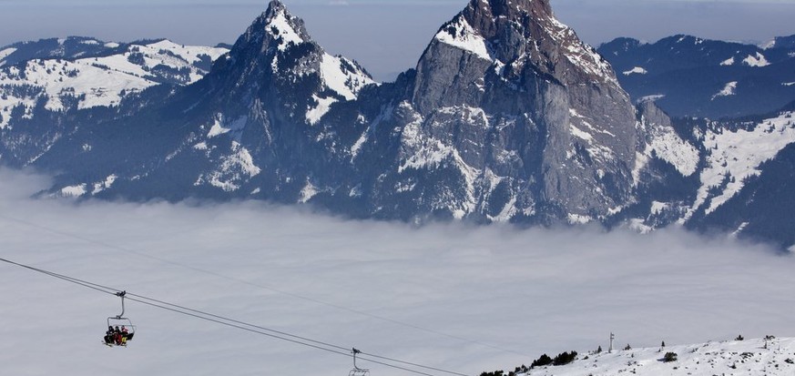 Menschen fahren Ski auf dem Fronalpstock (Stoos) am Sonntag, 5. Maerz 2011. Hinten die Berge Grosser und Kleiner Mythen. (KEYSTONE/Alessandro Della Bella)