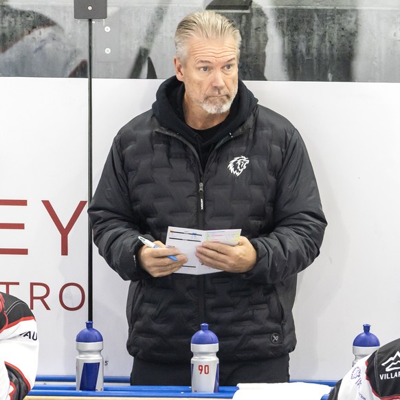Lausannes Raphael Prassl, Lausannes Head Coach Geoff Ward und Lausannes Benjamin Bougro, von links, im Spiel der Eishockey National League zwischen dem EV Zug, EVZ, und Lausanne HC am Freitag, 3. Okto ...