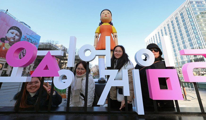 epa11793609 Tourists pose with a sculpture of Younghee, a key character from tv series &#039;Squid Game&#039;, on Gwanghwamun Square in central Seoul, South Korea, 26 December 2024. EPA/YONHAP SOUTH K ...