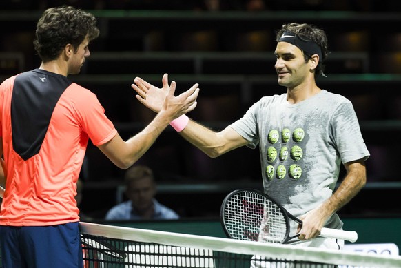 epa06519073 Roger Federer (R) after training with Robin Haase (L) on the first day of the ABN AMRO World Tennis Tournament in Rotterdam, the Netherlands, 12 February 2018. EPA/KOEN SUYK