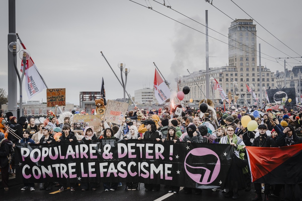 Les manifestants participent à la deuxième édition du carnaval populaire et manifestent contre la montée du fascisme, le 28 mars 2026 à Lausanne. (KEYSTONE/Gabriel Monnet)