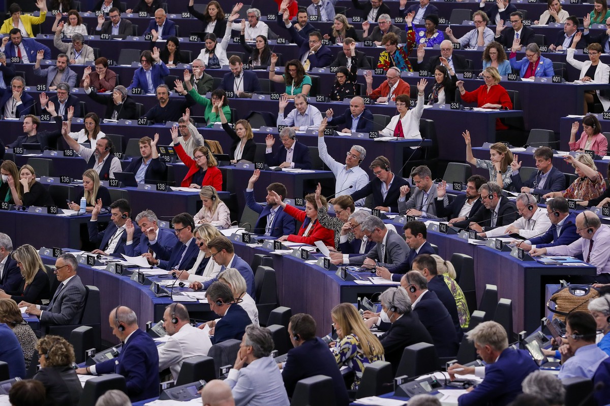 epa10002382 Members of European Parliament (MEP) during a voting session on the 'fit for 55 package', at the European Parliament in Strasbourg, France, 08 June 2022.MEP's will vote on e ...