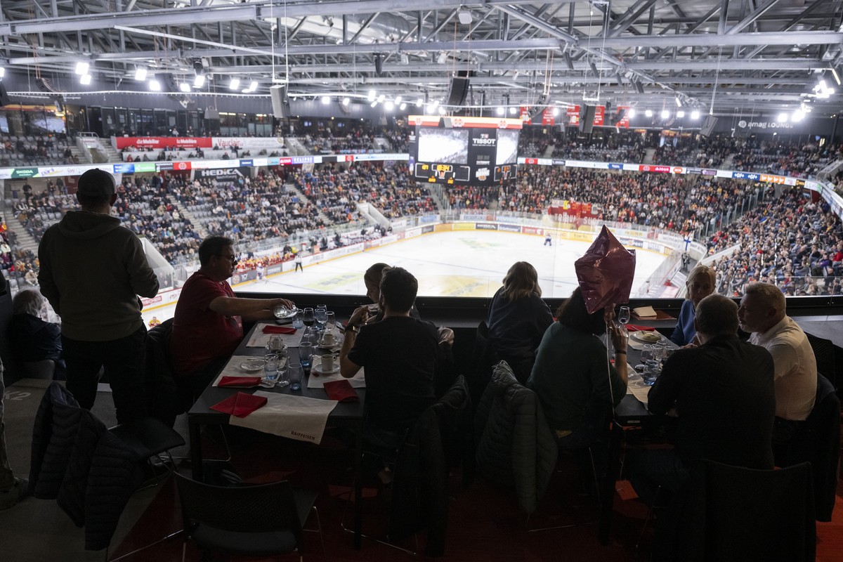 Die Fans beim Abendessen in der VIP-Zone freuen sich ueber die Saisoneroeffnung im Spiel der Eishockey National League zwischen EHC Biel-Bienne, EHCB, und ZSC Lions, ZSC, vom Dienstag, 17. September 2 ...