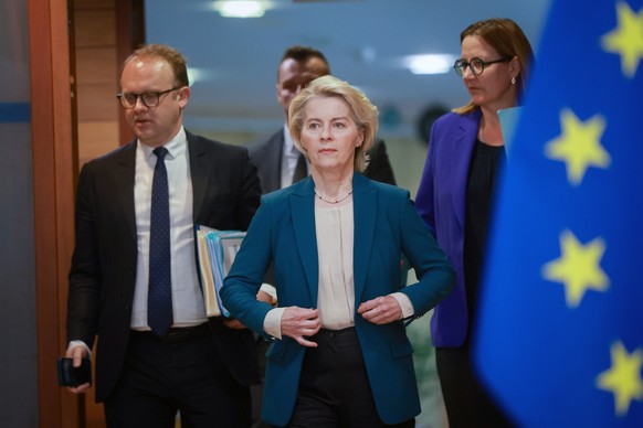 epa12935305 European Commission President Ursula von der Leyen (C) and her Deputy Head of Cabinet Alexandre Adam (L) arrives at the start of the weekly meeting of the College of Commissioners at the E ...