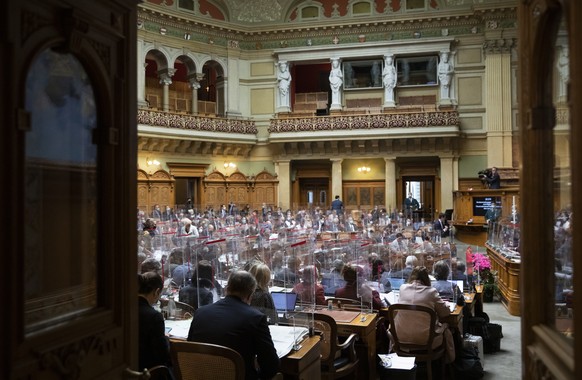 Nationalraete sitzen im Saal, waehrend der Fruehlingssession der Eidgenoessischen Raete, am Mittwoch, 17. Maerz 2021, im Nationalrat in Bern. (KEYSTONE/Peter Klaunzer)