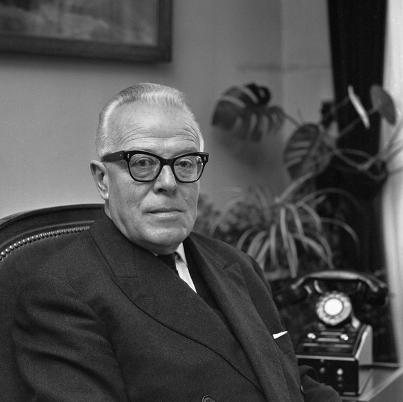 Portrait des neu gewaehlten Bundesrats Pierre Graber im Jahr 1970 in seinem Arbeitszimmer im Bundeshaus, Bern. (KEYSTONE/Str)