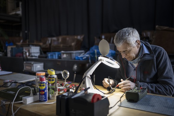 AVIS --- ZUR DIENSTLEISTUNG VON REPAIR CAFES STELLEN WIR IHNEN FOLGENDES NEUES BILD ZUR VERFUEGUNG. WEITERE BILDER FINDEN SIE AUF visual.keystone-sda.ch --- Ein Mitglied des Repair Cafes Bern ueberpru ...