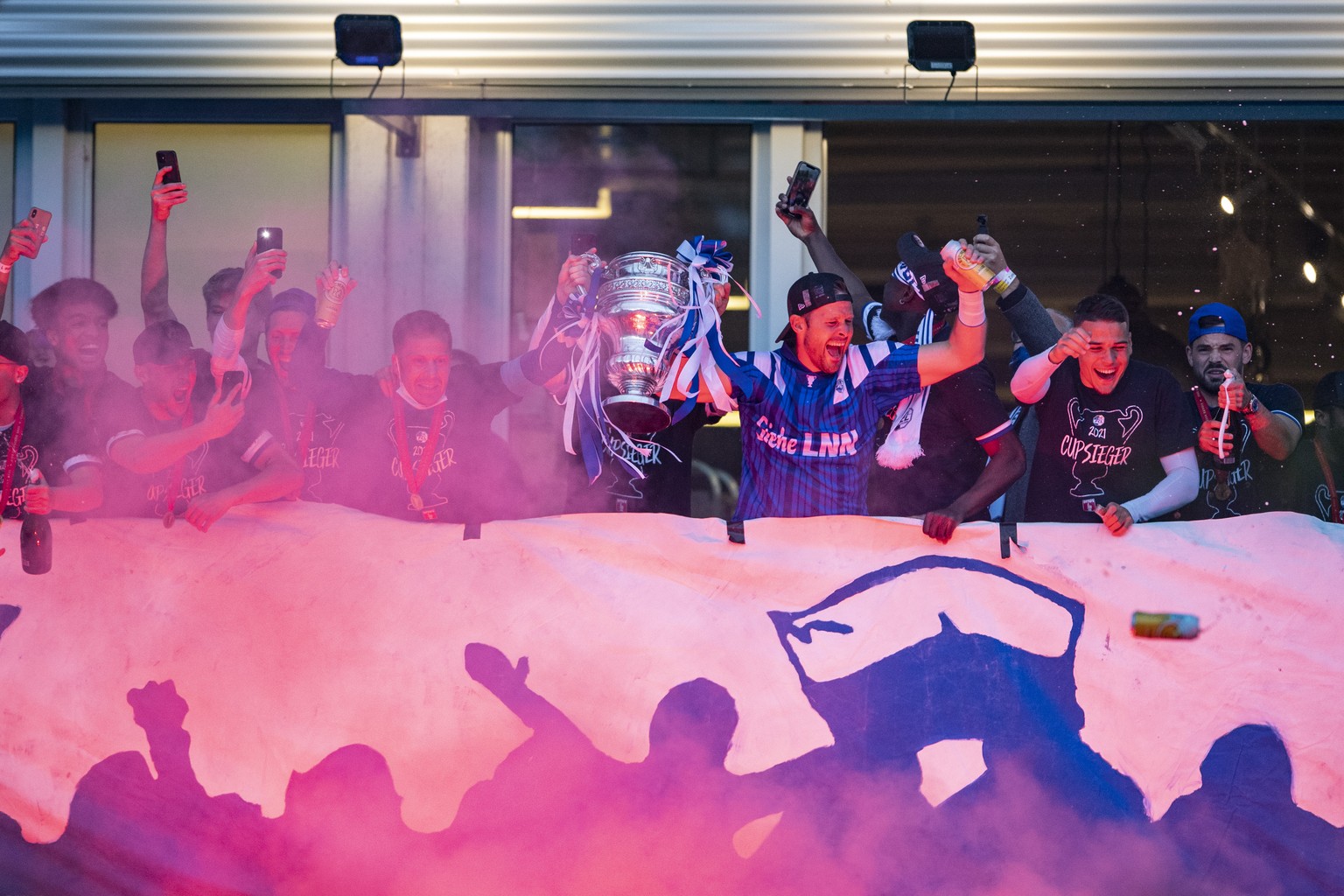 Die Spieler des FC Luzern feiern den Cupsieg mit ihren Fans vom Balkon der Messe Luzern aus, anlaesslich des Schweizer Cup Finals zwischen dem FC Luzern und dem FC St. Gallen, am Montag, 24. Mai 2021. ...