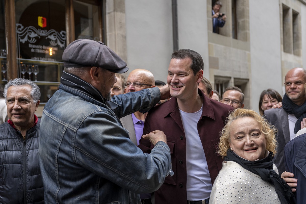 Le candidat au Conseil d'Etat, Pierre Maudet, Libertes et Justice sociale, est felicite a son arrivee, lors du second tour de l'election du Conseil d'Etat genevois, ce dimanche 30 avril ...