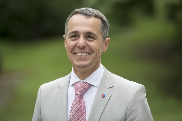 Der FDP Bundesratskandidat Ignazio Cassis posiert fuer Fotos anlaesslich der ersten Station der FDP Roadshow zu den Bundesratskandidaten am Sonntag, 21. August 2017, in Zug. (KEYSTONE/Urs Flueeler)