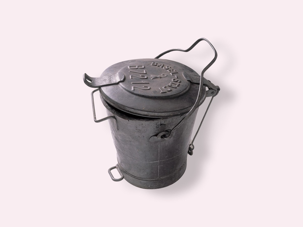 Ochsnerkübel der Stadt Basel, 1930er-Jahre.
https://www.hmb.ch/museen/sammlungsobjekte/bild-download/d/muellkuebel-patent-ochsner/19104/