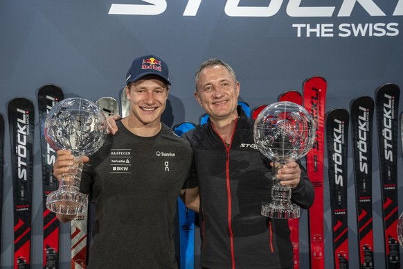 Der Schweizer Skirennfahrer Marco Odermatt, links, und der CEO von Stoeckli Ski, Marc Glaeser, rechts, anlaesslich einer Medienkonferenz des Skiherstellers Stoeckli im Hotel Terace in Engelberg am Fre ...