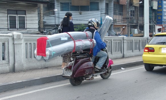 Warentransport mit der Vespa in Thailand. Die Vespa findet auf der ganzen Welt Verwendung.