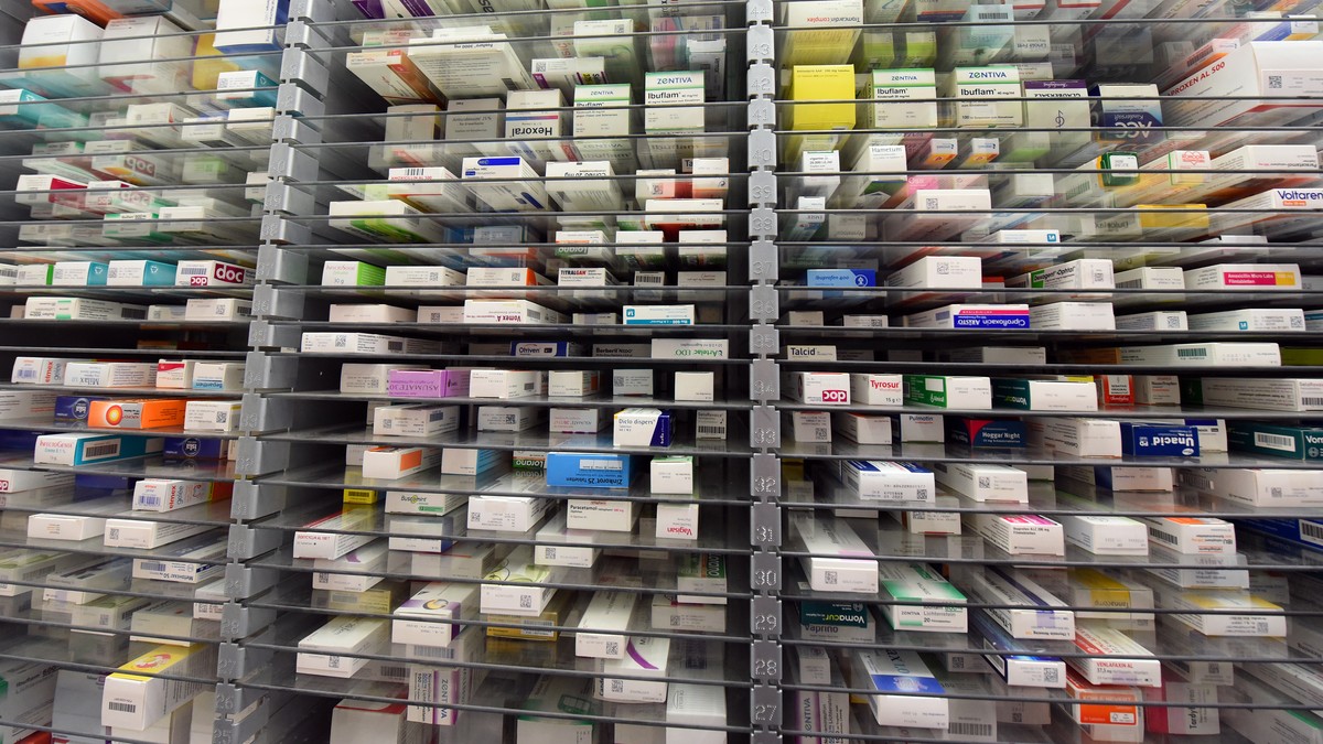 ARCHIV - 06.03.2020, Sachsen, Leipzig: Medikamente liegen im Lager einer Apotheke. (zu dpa: