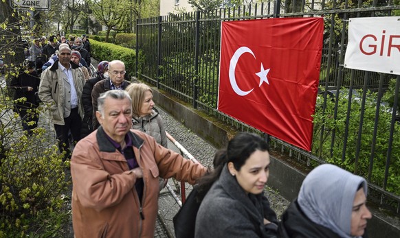 epa10594128 Turkish people queue up at Turkish embassy to cast their vote for Turkish general elections, in Berlin, Germany, 27 April 2023. General elections will be held in Turkey on 14 May 2023 with ...