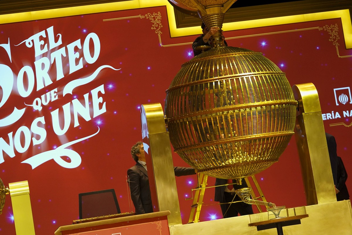 Several people refill the bombos of the Sorteo Extraordinario de la Loteria de Navidad 2025. December 22, 2025 ALTERPHOTOS/S.Villarroel 20251222066
