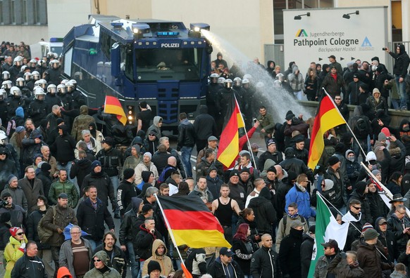 Pegida-Anhänger und solche der rechtsextremen Pro Köln werden an einer Demonstration vom 10. Januar von der Polizei auseinander getrieben.&nbsp;